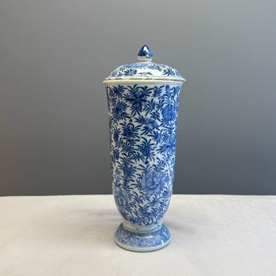 A Chinese blue and white beaker and cover with floral design — photo 3