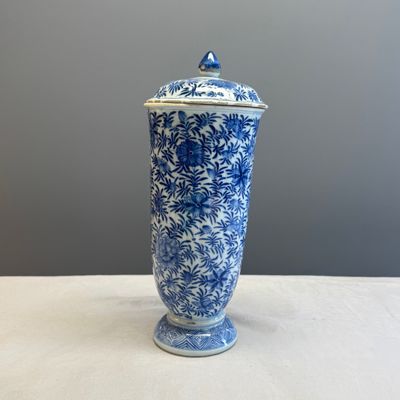 A Chinese blue and white beaker and cover with floral design — photo 4