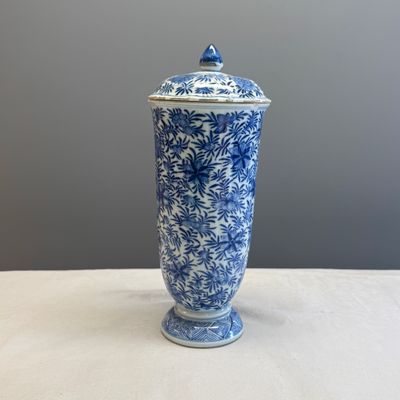 A Chinese blue and white beaker and cover with floral design — photo 5