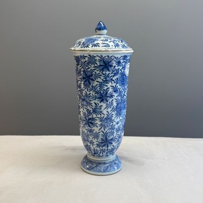 A Chinese blue and white beaker and cover with floral design — photo 6