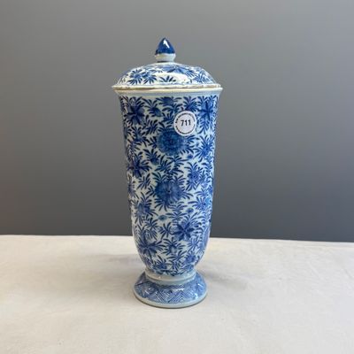 A Chinese blue and white beaker and cover with floral design — photo 7