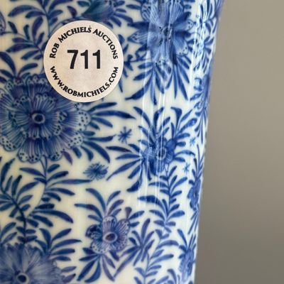 A Chinese blue and white beaker and cover with floral design — photo 8