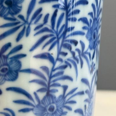 A Chinese blue and white beaker and cover with floral design — photo 9