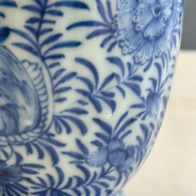 A Chinese blue and white beaker and cover with floral design — photo 10