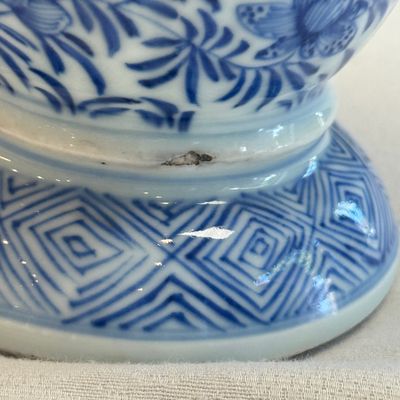 A Chinese blue and white beaker and cover with floral design — photo 11