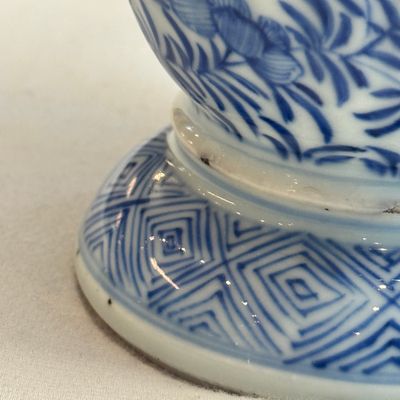 A Chinese blue and white beaker and cover with floral design — photo 12