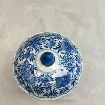 A Chinese blue and white beaker and cover with floral design — photo 13