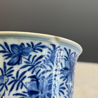 A Chinese blue and white beaker and cover with floral design — photo 14