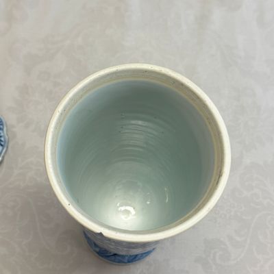A Chinese blue and white beaker and cover with floral design — photo 15