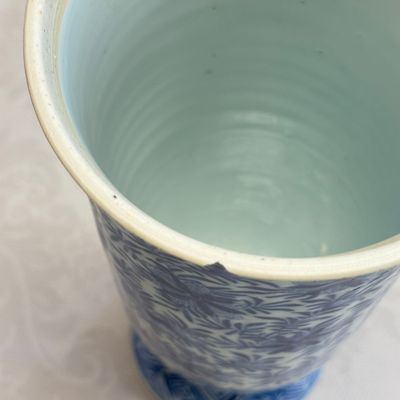 A Chinese blue and white beaker and cover with floral design — photo 16
