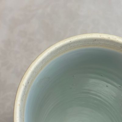 A Chinese blue and white beaker and cover with floral design — photo 17