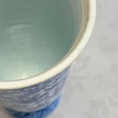 A Chinese blue and white beaker and cover with floral design — photo 19