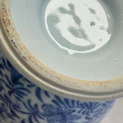 A Chinese blue and white beaker and cover with floral design — photo 22