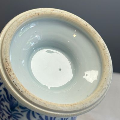 A Chinese blue and white beaker and cover with floral design — photo 26