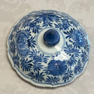 A Chinese blue and white beaker and cover with floral design — photo 27