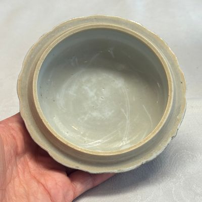 A Chinese blue and white beaker and cover with floral design — photo 32