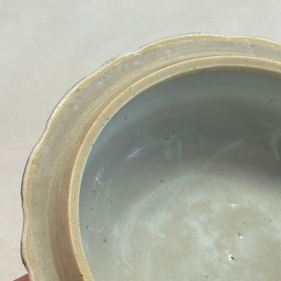 A Chinese blue and white beaker and cover with floral design — photo 34