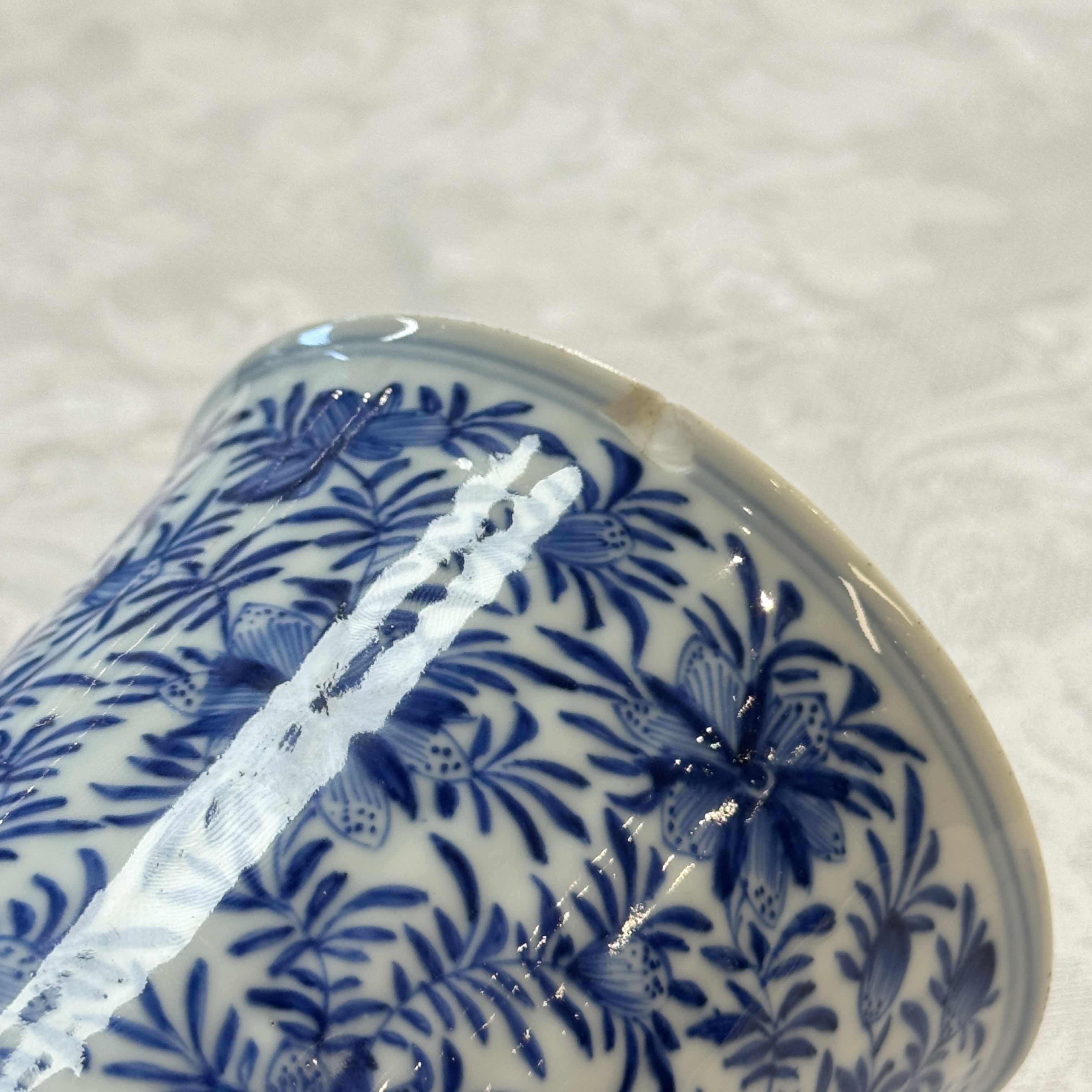 A Chinese blue and white beaker and cover with floral design — photo 38