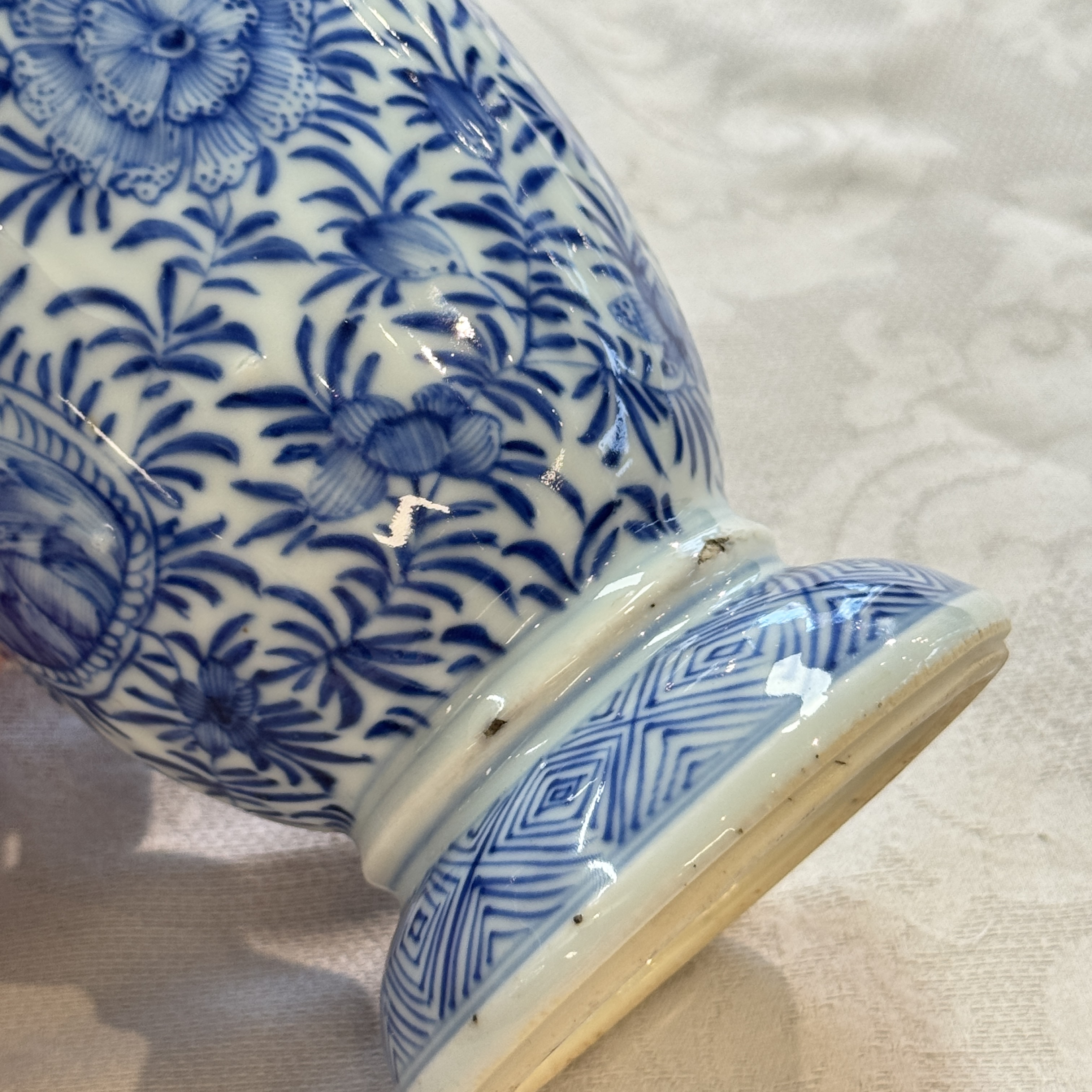 A Chinese blue and white beaker and cover with floral design — photo 39