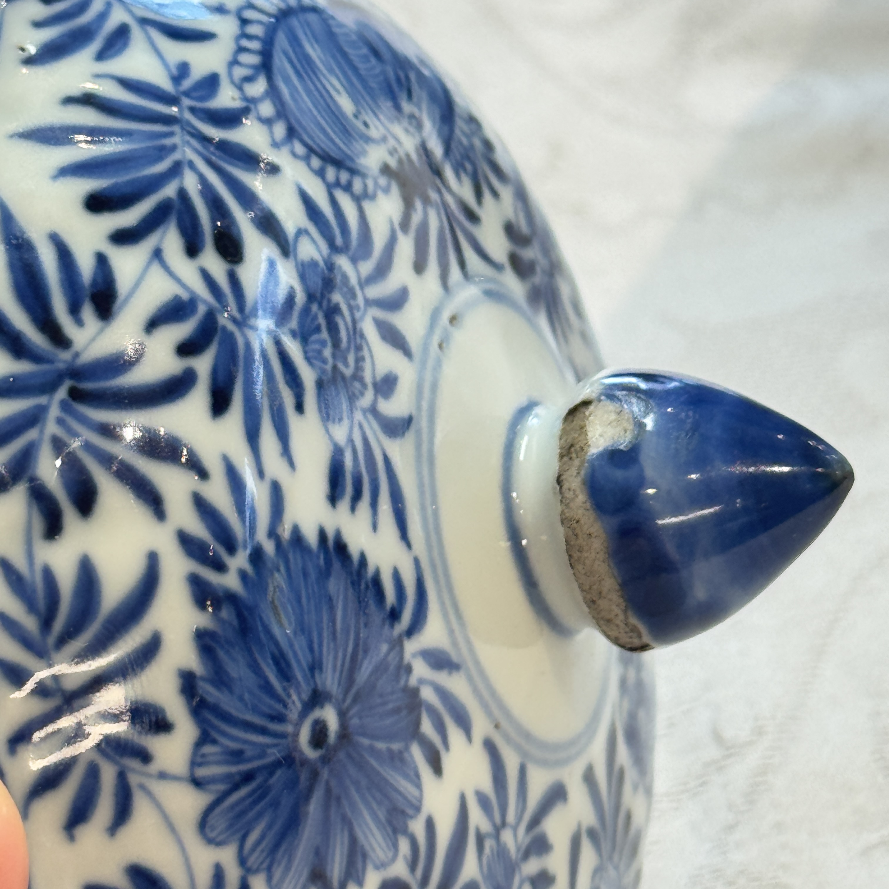 A Chinese blue and white beaker and cover with floral design — photo 40