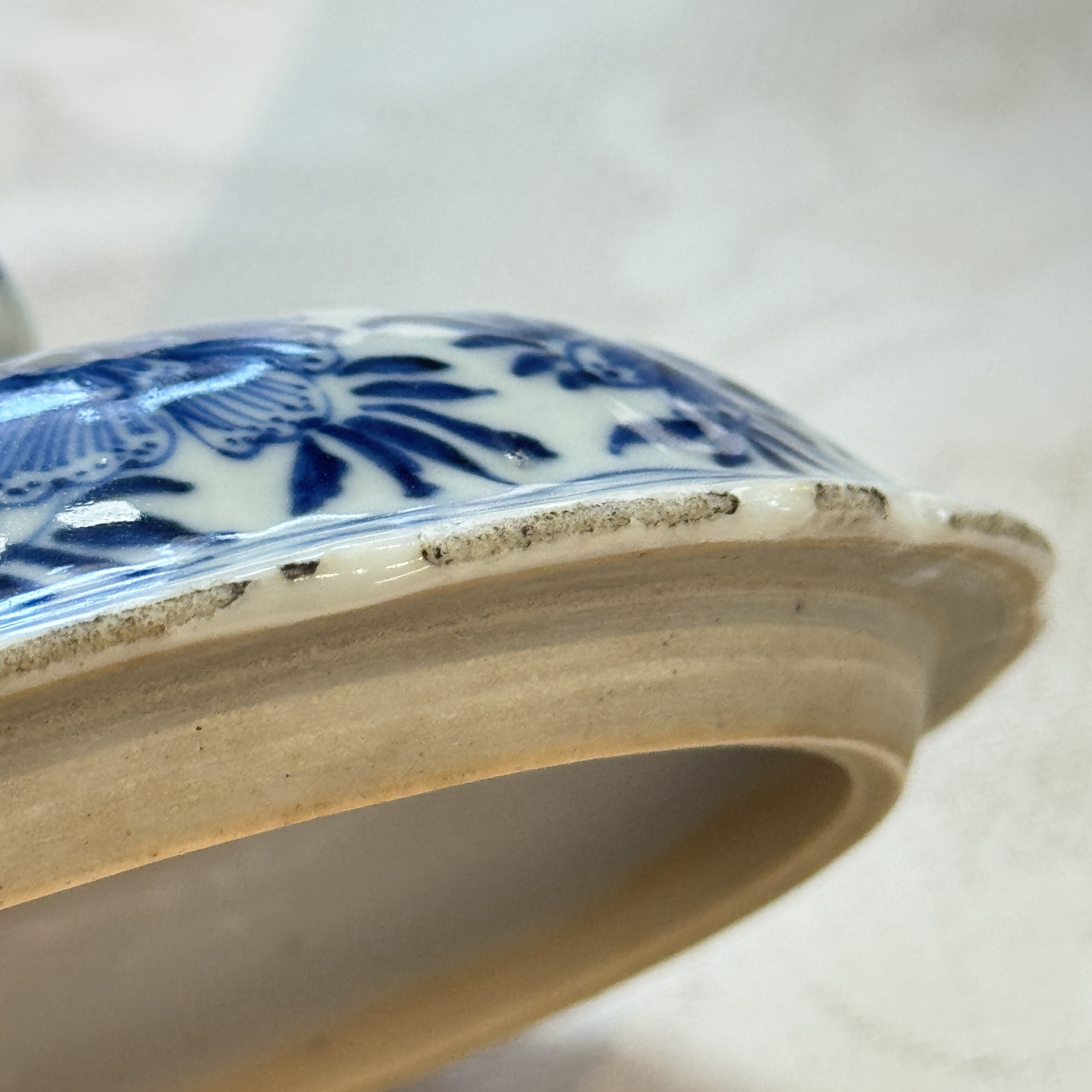 A Chinese blue and white beaker and cover with floral design — photo 41