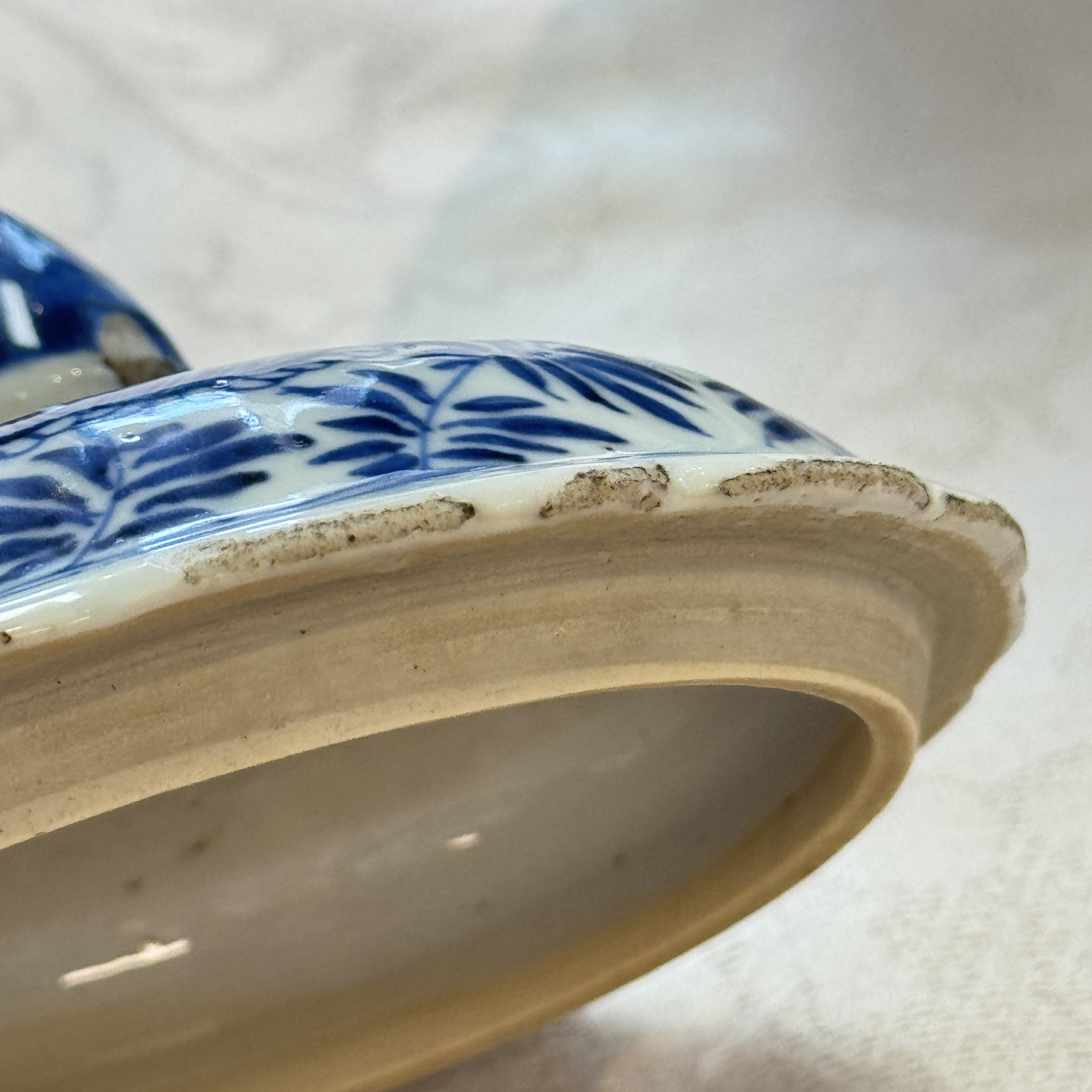A Chinese blue and white beaker and cover with floral design — photo 42