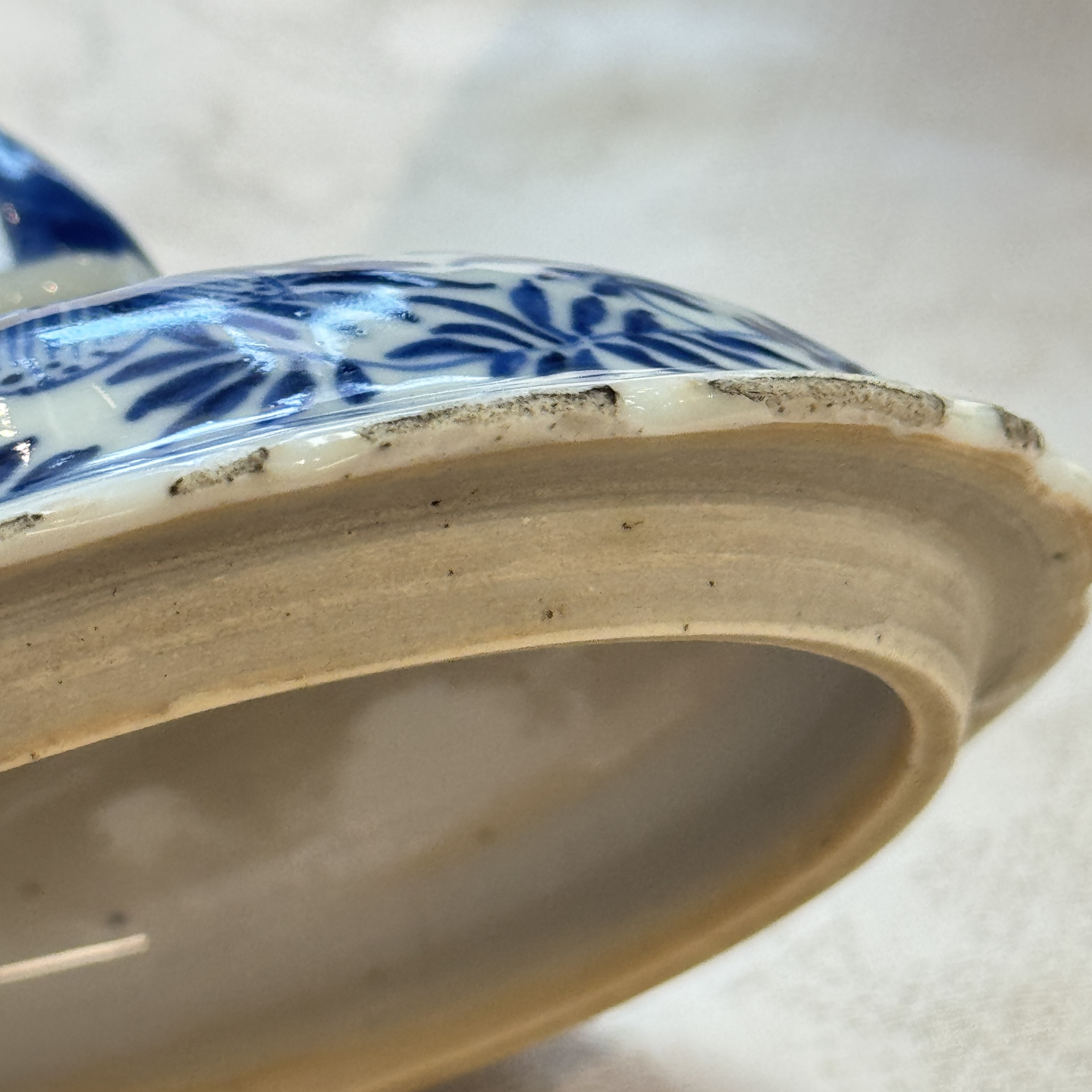 A Chinese blue and white beaker and cover with floral design — photo 43