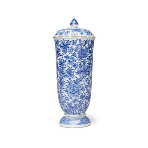 A Chinese blue and white beaker and cover with floral design — photo 1