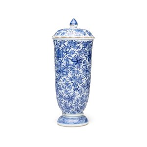 A Chinese blue and white beaker and cover with floral design — photo 2