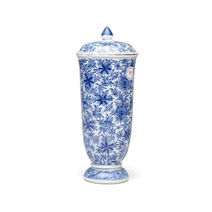 A Chinese blue and white beaker and cover with floral design — photo 3