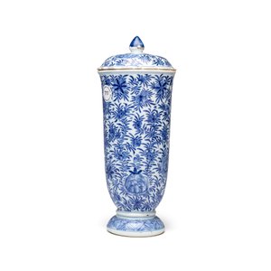 A Chinese blue and white beaker and cover with floral design — photo 4