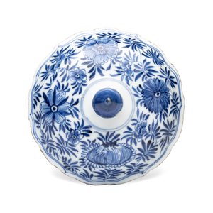 A Chinese blue and white beaker and cover with floral design — photo 5