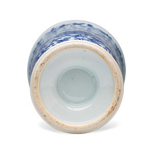 A Chinese blue and white beaker and cover with floral design — photo 8