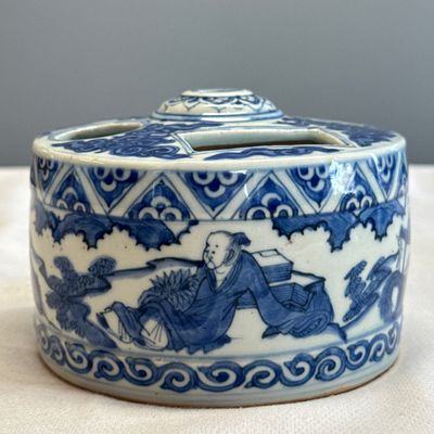 A Chinese blue and white circular 'Scholars' brush and ink stand — photo 1