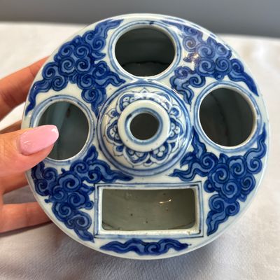A Chinese blue and white circular 'Scholars' brush and ink stand — photo 11