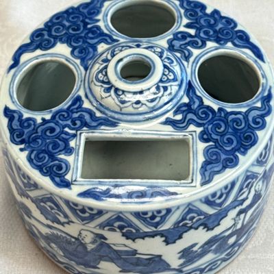 A Chinese blue and white circular 'Scholars' brush and ink stand — photo 12