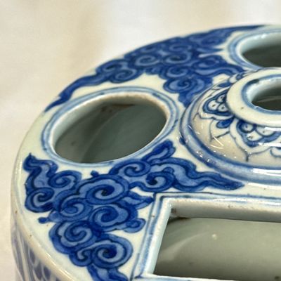 A Chinese blue and white circular 'Scholars' brush and ink stand — photo 13