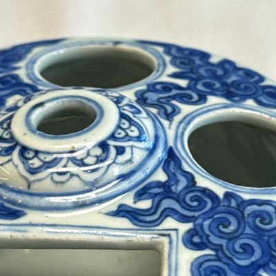 A Chinese blue and white circular 'Scholars' brush and ink stand — photo 14