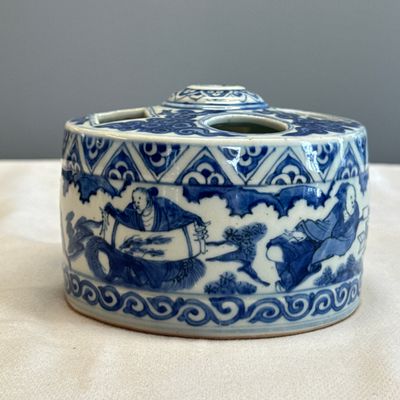A Chinese blue and white circular 'Scholars' brush and ink stand — photo 2