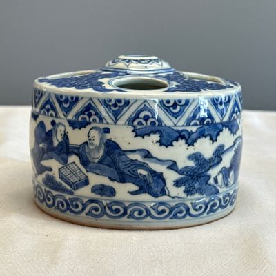 A Chinese blue and white circular 'Scholars' brush and ink stand — photo 3