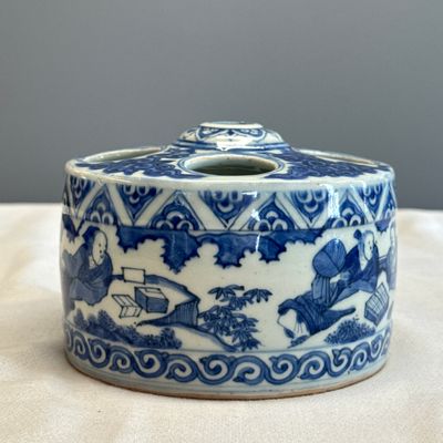 A Chinese blue and white circular 'Scholars' brush and ink stand — photo 4