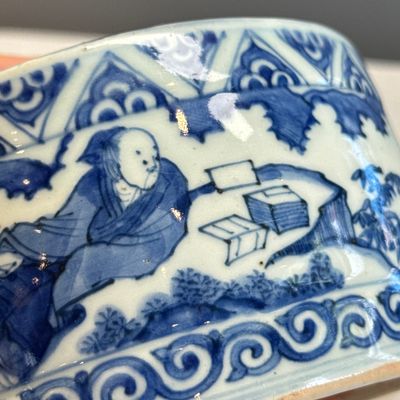 A Chinese blue and white circular 'Scholars' brush and ink stand — photo 5