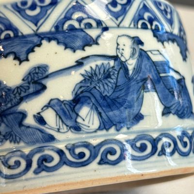 A Chinese blue and white circular 'Scholars' brush and ink stand — photo 8