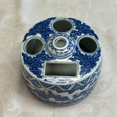 A Chinese blue and white circular 'Scholars' brush and ink stand — photo 10