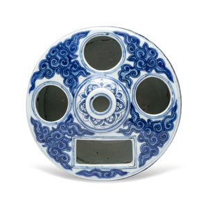 A Chinese blue and white circular 'Scholars' brush and ink stand — photo 5