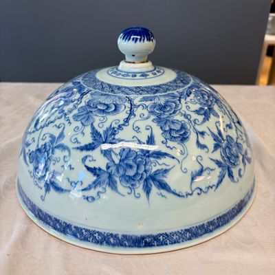 A Chinese blue and white cloche or domed cover with peonies — foto 4