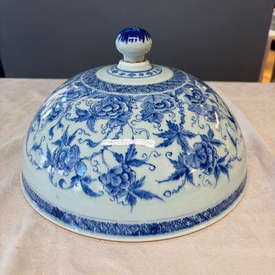 A Chinese blue and white cloche or domed cover with peonies — foto 5