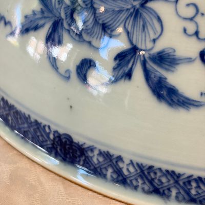 A Chinese blue and white cloche or domed cover with peonies — foto 7