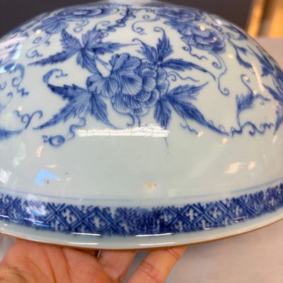 A Chinese blue and white cloche or domed cover with peonies — foto 10