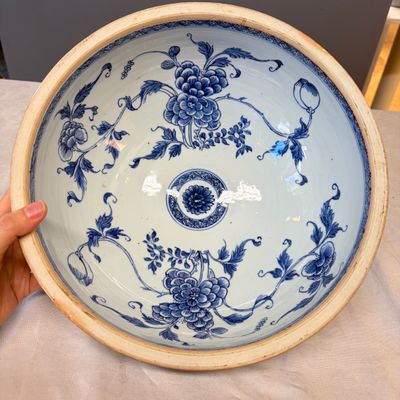 A Chinese blue and white cloche or domed cover with peonies — foto 11